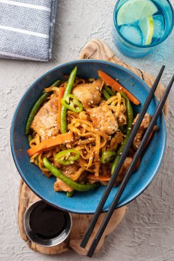 Teriyaki soslu domuz eti ile Asya erişte, yeşil fasulye, havuç ve shiitake mantar ile. Üstte görüntü.