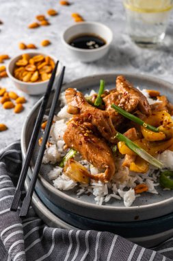 Kung Pao tavuk, tavuk, fıstık, sebze ve biber ile tavada Çin sichuan geleneksel sichuan çanak.