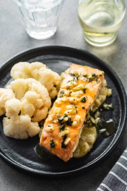 Ananas ve karnabahar ile Solomon fileto. Sebzeli balık.