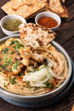 Mantar ve soğan ile geleneksel Akdeniz humus. Kırmızı biber, zeytinyağı, soğan, mantar ve baharatile Klasik Humus.