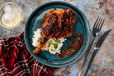 Ördek bacak pirinç ve goji çilek ile confit. Geleneksel Fransız mutfağı. Yukarıdan görüntüle.