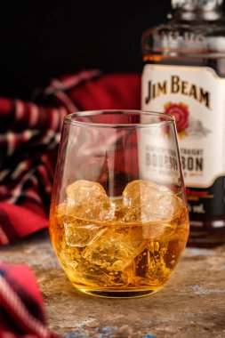 Minsk, Beyaz Rusya - 31 Ekim 2018: Şişe ve cam Jim Beam Clermont, Kentucky'de ışın A.ş. tarafından üretilen viski dünyada, markalar satan en iyi biridir