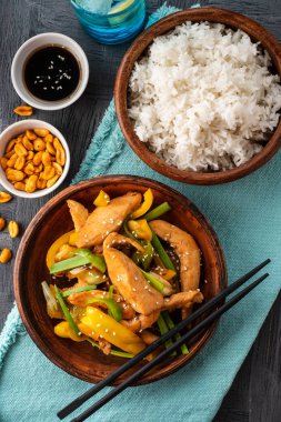 Kung Pao tavuk, tavuk, fıstık, sebze, pirinç ve biber ile tavada Çin sichuan geleneksel sichuan çanak.