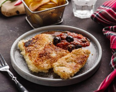 Domates-zeytin soslu ve patatesli kızarmış balık