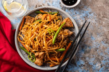 Teriyaki soslu domuz eti ile Asya erişte, yeşil fasulye, havuç ve shiitake mantar ile. Üstte görüntü.