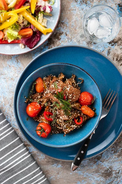 Soba Tészta Marha Gomba Cseresznye Paradicsom Paprika Felülnézet — Stock Fotó