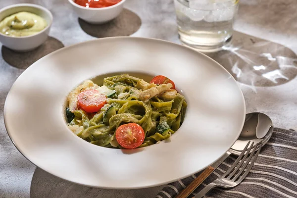 Pasta Tagliatelle Buatan Sendiri Dengan Zucchini Tomat Dan Ikan Kod — Stok Foto