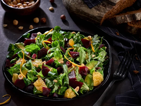 Verse Salade Van Sinaasappelen Bieten Groene Bladeren Van Rucola Snijbiet — Stockfoto