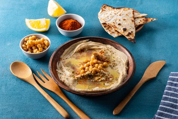 Nohut, kırmızı biber, zeytinyağı ve oryantal baharatlar ile Klasik Humus. Nohut ve tahinli makarna Akdeniz popüler snack.