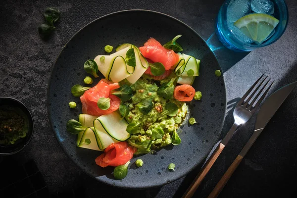 Čerstvý Avokado Cuketa Lososový Salát Vegetariánská Snídaně Zdravý Životní Styl — Stock fotografie