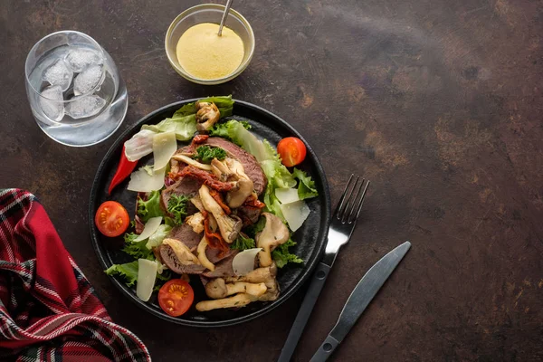 Sallad Med Varm Nötkött Med Ostronskivling Tomater Och Gröna Ovanifrån — Stockfoto