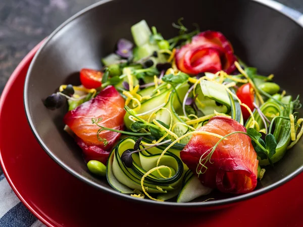 Salada Fresca Com Salmão Defumado Pepino Fechar — Fotografia de Stock