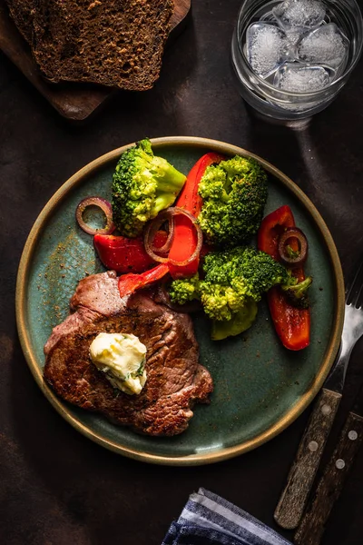 Gegrilde Biefstuk Met Lookboter Groenten Vlees Met Gegrilde Paprika Broccoli — Stockfoto