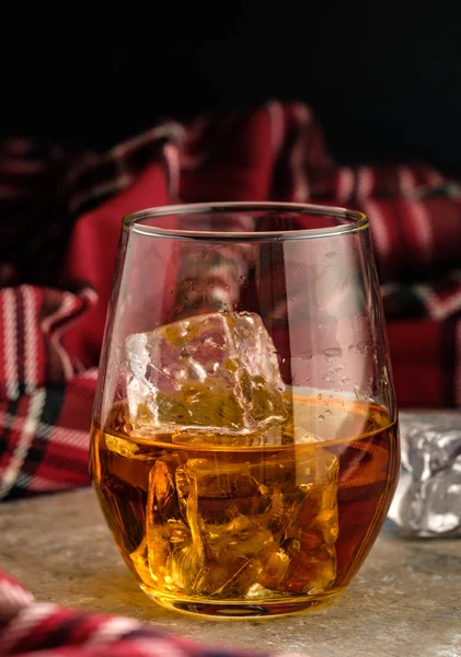Natura Morta Con Bicchiere Bourbon Bicchiere Whisky Con Ghiaccio Concetto — Foto Stock