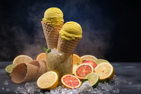 Helado Limón Con Fruta Cono Gofre Sorbete Limón — Foto de Stock