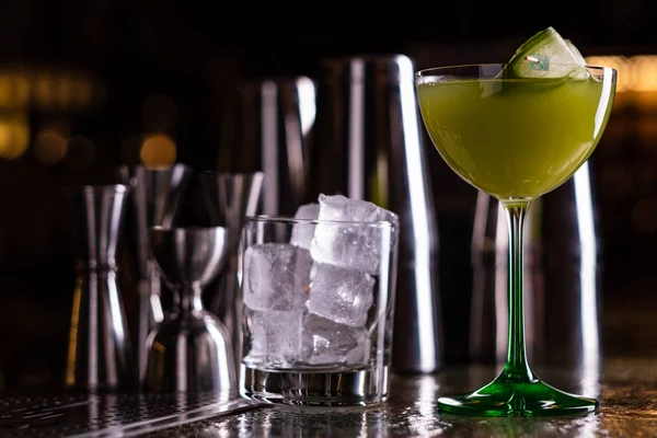 Alcoholische Cocktail Van Groene Kleur Een Bar Teller Komkommer Cocktail — Stockfoto