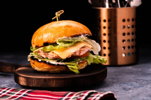 Rybí Burger Grilovaným Lososem Sýrem Zeleninou — Stock fotografie