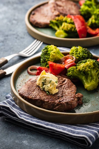 Gegrilde Biefstuk Met Lookboter Groenten Vlees Met Gegrilde Paprika Broccoli — Stockfoto