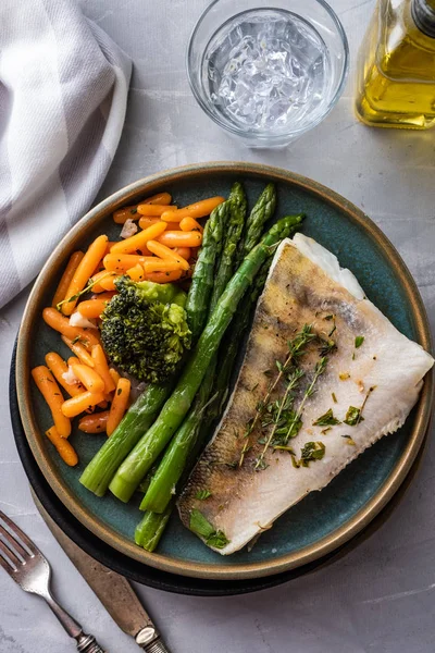 Filete Lucio Con Espárragos Brócoli Zanahorias Pescado Frito Con Verduras — Foto de Stock