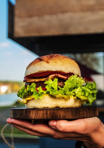 Šťavnaté Chutné Cheeseburger Hovězí Maso Ledový Salát Okurky Rajčaty Cibulí — Stock fotografie