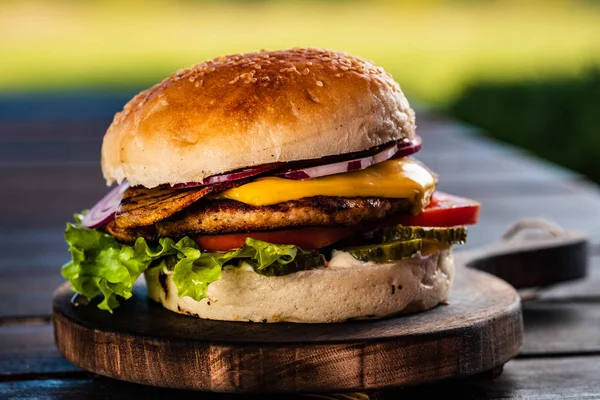 Ζουμερό Νόστιμο Cheeseburger Βοδινό Μαρούλι Πίκλες Ντομάτα Και Κρεμμύδι Δαχτυλίδια — Φωτογραφία Αρχείου