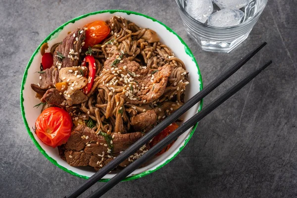 Sığır eti, mantar, kiraz domates ve tatlı biber ile Soba erişte. Asya mutfağı.