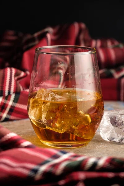 Natura Morta Con Bicchiere Bourbon Bicchiere Whisky Con Ghiaccio Concetto — Foto Stock