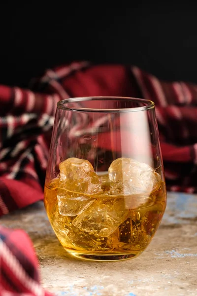 Natura Morta Con Bicchiere Bourbon Bicchiere Whisky Con Ghiaccio Concetto — Foto Stock