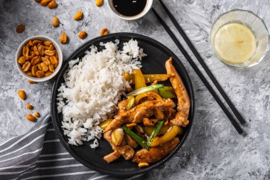 Kung Pao tavuk, tavuk, fıstık, sebze ve biber ile tavada Çin sichuan geleneksel sichuan çanak. Üstte görüntü.