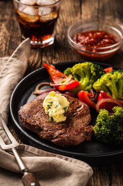 Sarımsak tereyağı ve sebze ızgara sığır eti biftek. Et ızgara dolmalık biber, brokoli ve soğan ile.