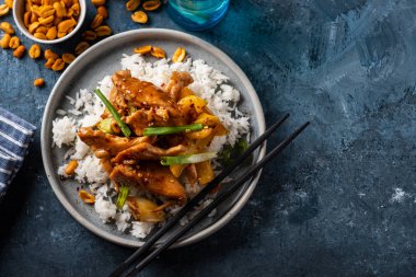 Kung Pao tavuk, tavuk, fıstık, sebze ve biber ile tavada Çin sichuan geleneksel sichuan çanak. Üst te. Kopyalama alanı.