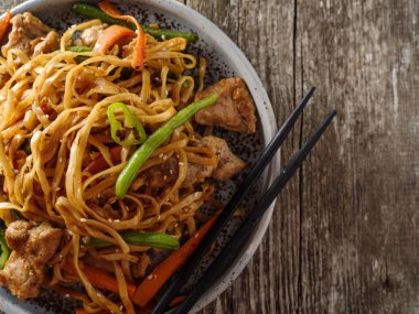 Teriyaki soslu domuz eti ile Asya erişte, yeşil fasulye, havuç ve shiitake mantar ile. Üstte görüntü.