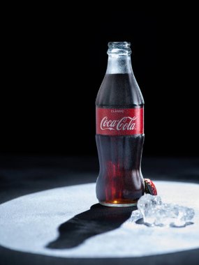 Minsk , Beyaz Rusya - 30 Mart 2019: Karanlık bir arka plan üzerinde coca cola Dondurulmuş şişe. Coca Cola dünya çapında satılan en popüler gazlı meşrubat içecekler
