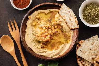 Nohut, kırmızı biber, zeytinyağı ve oryantal baharatlar ile Klasik Humus. Nohut ve tahinmakarna Akdeniz popüler snack. Düz yatıyordu.
