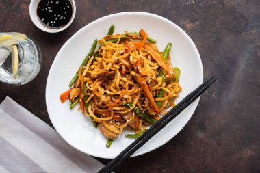 Teriyaki soslu domuz eti ile Asya erişte, yeşil fasulye, havuç ve shiitake mantar ile. Üstte görüntü.