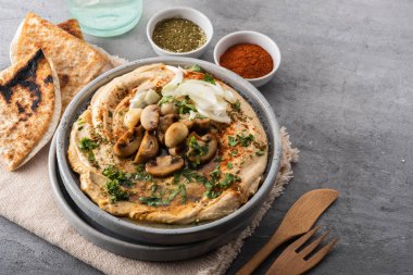 Mantar ve soğan ile geleneksel Akdeniz humus. Kırmızı biber, zeytinyağı, soğan, mantar ve baharatile Klasik Humus.