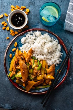 Kung Pao tavuk, tavuk, fıstık, sebze ve biber ile tavada Çin sichuan geleneksel sichuan çanak. Kung pao tavuk pilavı , Çin yemekleri. 