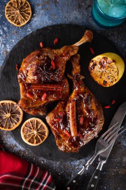 Ördek bacak pirinç ve goji çilek ile confit. Geleneksel Fransız mutfağı. Yukarıdan görüntüle.