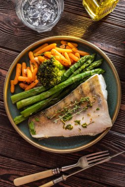 Kuşkonmaz, brokoli ve havuçlu tünek fileto. Kızarmış balık ve yahni..