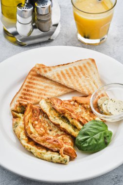 Otlar, ekmek ve tereyağı ile Omlet. Portakal suyu ile sağlıklı kahvaltı.