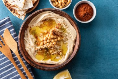 Nohut, kırmızı biber, zeytinyağı ve oryantal baharatlar ile Klasik Humus. Nohut ve tahinli makarna Akdeniz popüler snack.