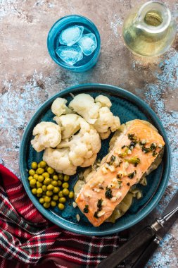 Ananas ve karnabahar ile Solomon fileto. Sebzeli balık.