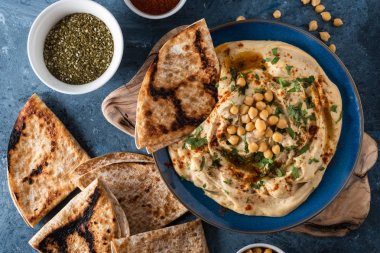 Nohut, kırmızı biber, zeytinyağı ve oryantal baharatlar ile Klasik Humus. Nohut ve tahinmakarna Akdeniz popüler snack. Düz yatıyordu