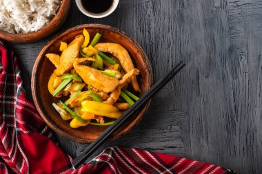 Kung Pao tavuk, tavuk, fıstık, sebze ve biber ile tavada Çin sichuan geleneksel sichuan çanak. Üst te. Copyspace.