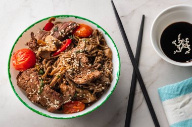 Sığır eti, mantar, kiraz domates ve tatlı biber ile Soba erişte. Asya mutfağı.