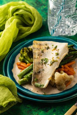 Kuşkonmaz, brokoli ve havuçlu tünek fileto. Kızarmış balık ve yahni..