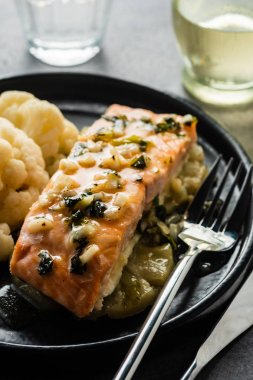 Ananas ve karnabahar ile Solomon fileto. Sebzeli balık. Sığ alan derinliği