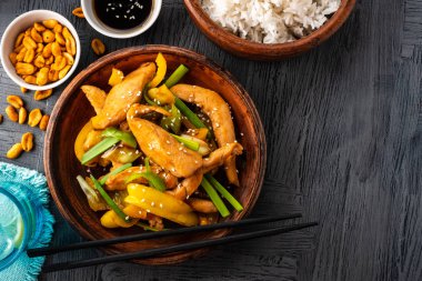 Kung Pao tavuk, tavuk, fıstık, sebze ve biber ile tavada Çin sichuan geleneksel sichuan çanak. Üst te. Kopyalama alanı.