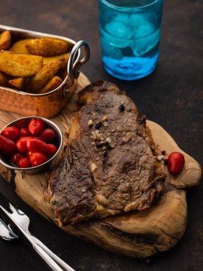 Patates ve kırmızı biber ile lezzetli sığır biftek. Sığır filetosu. Barbekü bifteği. Biftek.