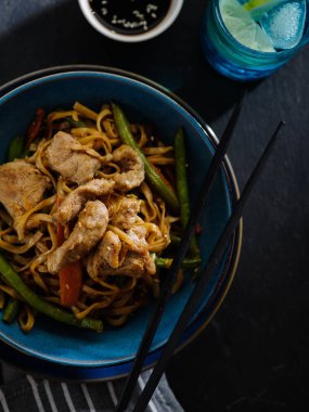 Teriyaki soslu domuz eti ile Asya erişte, yeşil fasulye, havuç ve shiitake mantar ile. Üstte görüntü.